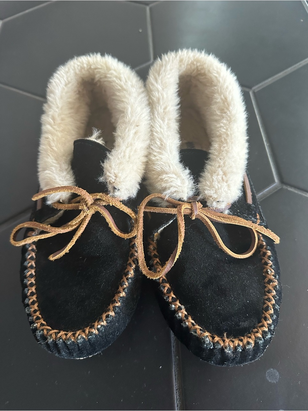 Minnetonka Black Moccasin Slippers with Cream Faux Fur Trim